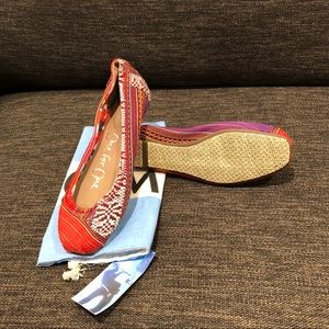 Like new TOMS women’s flats size 6 Comes with bag!